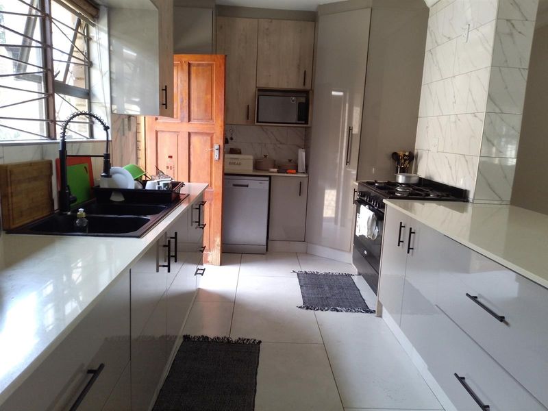 Immaculate 4-Bedroom Family Home in Sunnyridge. Germiston - Photo 2