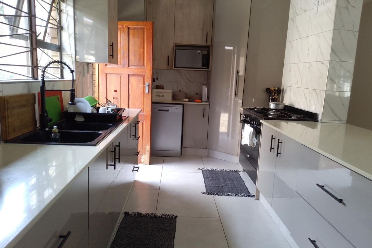 Immaculate 4-Bedroom Family Home in Sunnyridge. Germiston - Photo 2