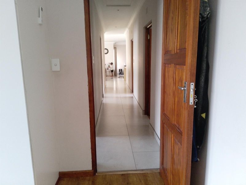 Immaculate 4-Bedroom Family Home in Sunnyridge. Germiston - Photo 9