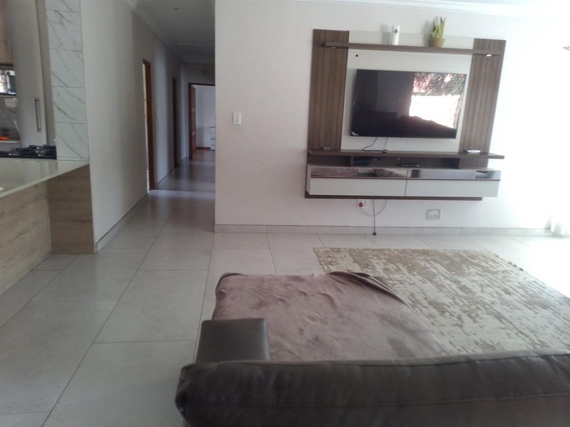 Immaculate 4-Bedroom Family Home in Sunnyridge. Germiston - Photo 8