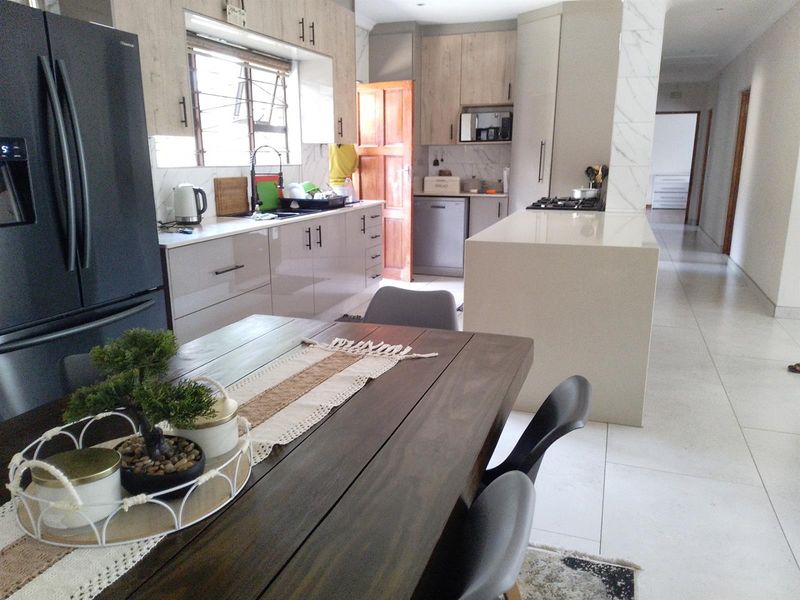 Immaculate 4-Bedroom Family Home in Sunnyridge. Germiston - Photo 3