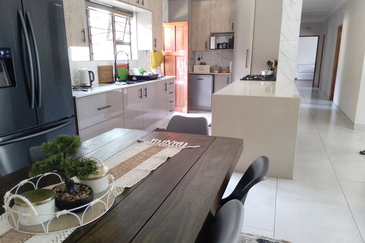 Immaculate 4-Bedroom Family Home in Sunnyridge. Germiston - Photo 3