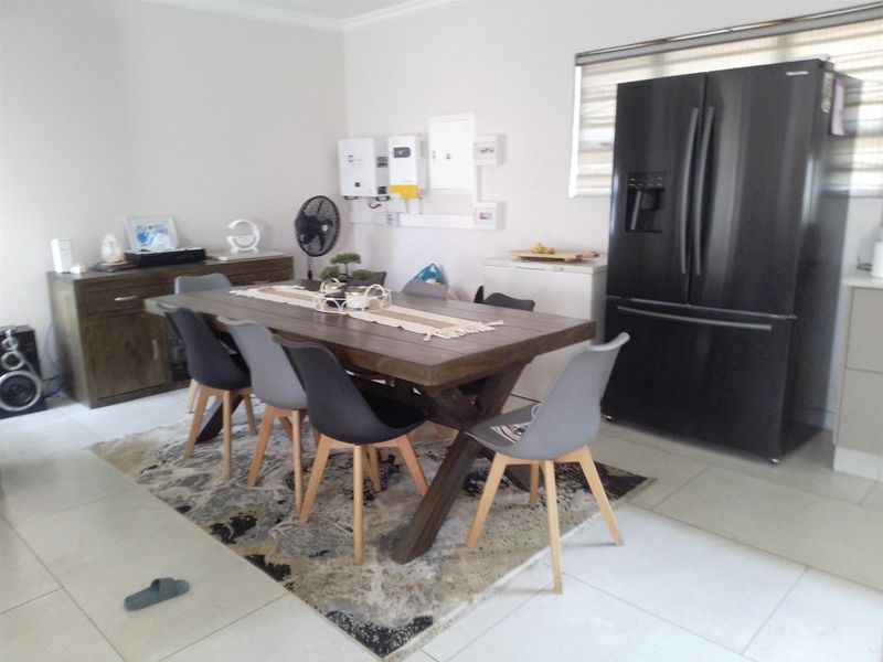 Immaculate 4-Bedroom Family Home in Sunnyridge. Germiston - Photo 4