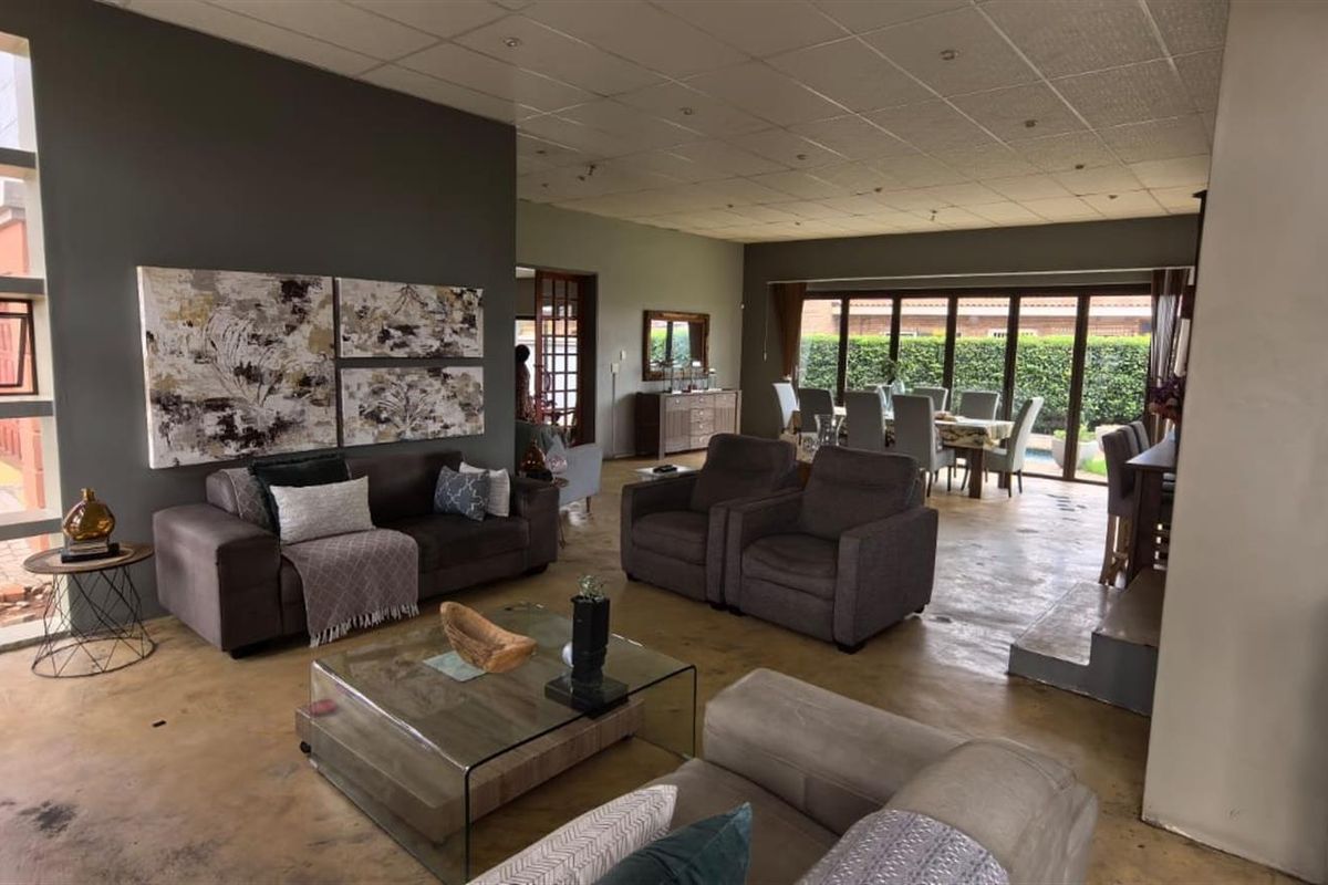 The Ultimate Entertainer: Modern Living Meets Seamless Style - Photo 3