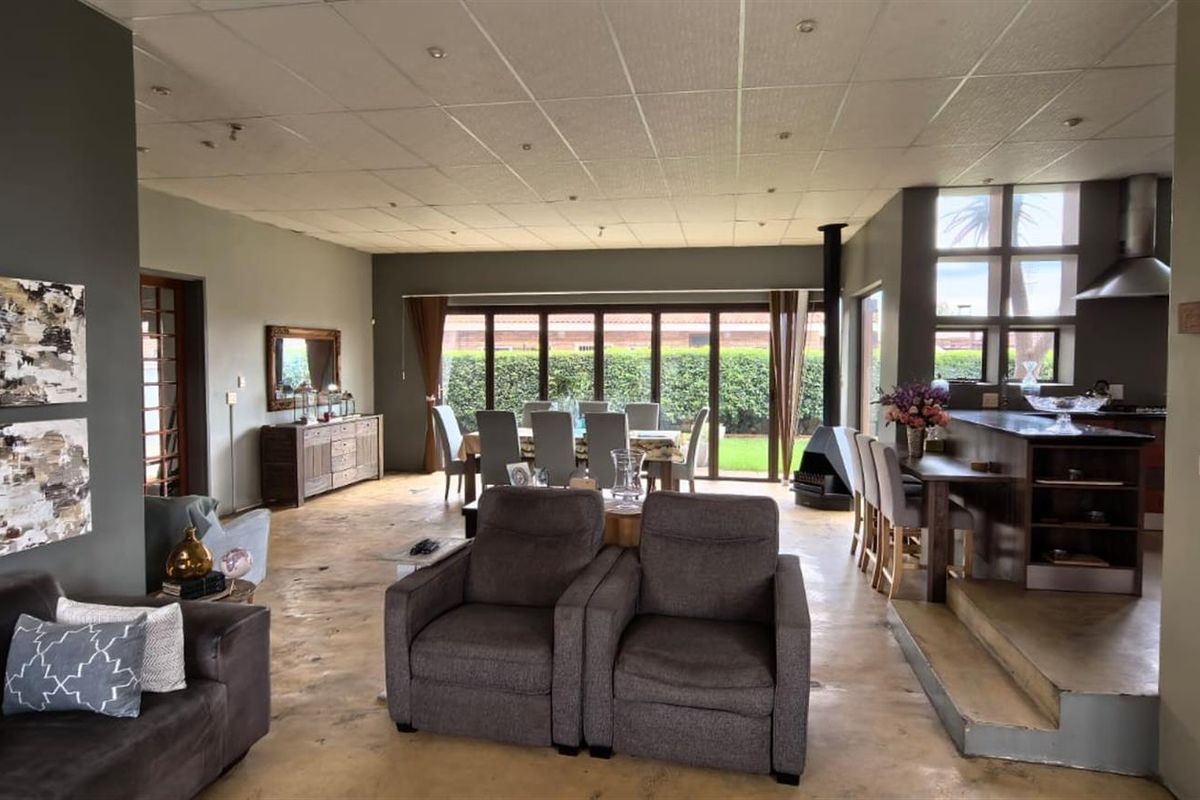 The Ultimate Entertainer: Modern Living Meets Seamless Style - Photo 5