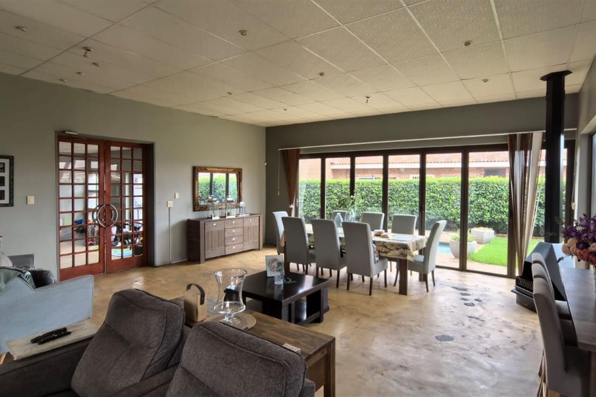 The Ultimate Entertainer: Modern Living Meets Seamless Style - Photo 4