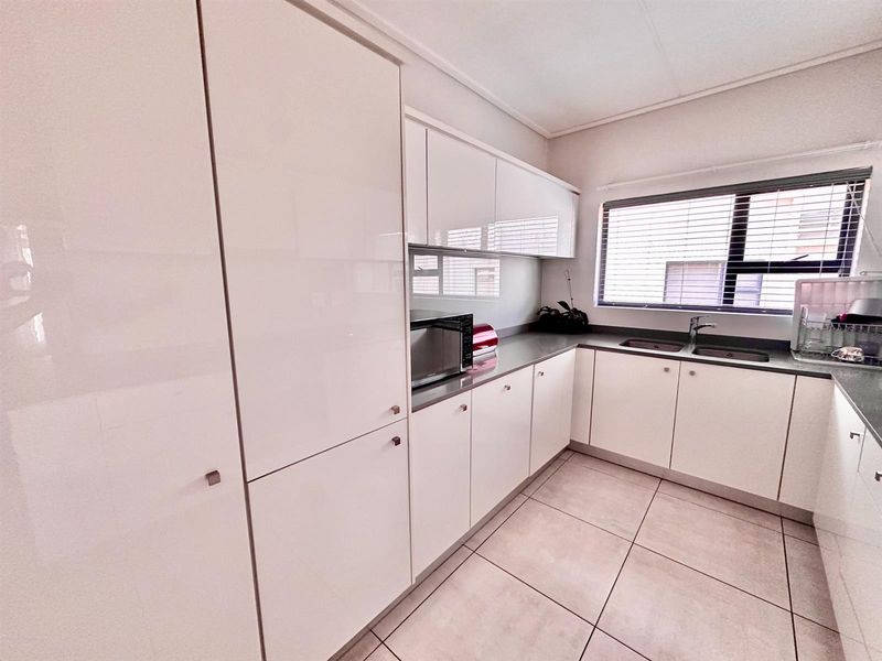 3 Bedroom Apartment For Sale in Waterfall, Midrand - Photo 9