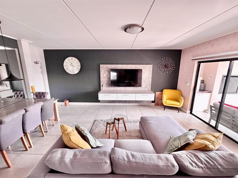 3 Bedroom Apartment For Sale in Waterfall, Midrand - Photo 6