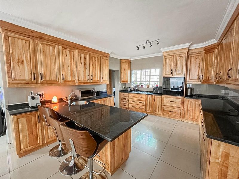 Freestanding Home in Secure Gated Community - Bedfordview - Photo 4