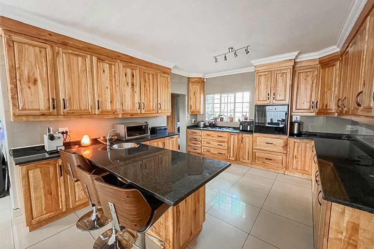 Freestanding Home in Secure Gated Community - Bedfordview - Photo 4