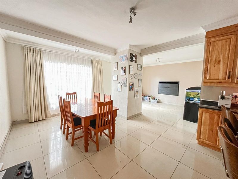 Freestanding Home in Secure Gated Community - Bedfordview - Photo 8