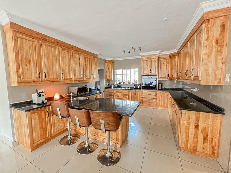 Freestanding Home in Secure Gated Community - Bedfordview - Photo 2