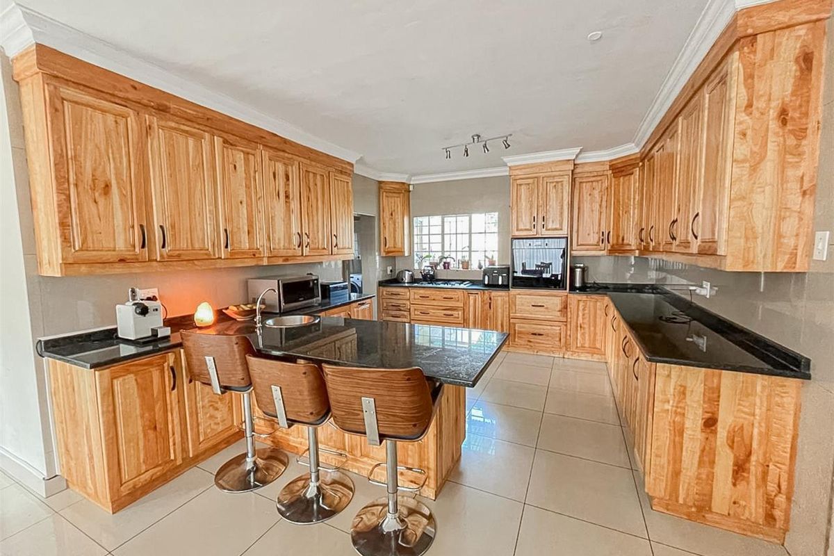 Freestanding Home in Secure Gated Community - Bedfordview - Photo 2