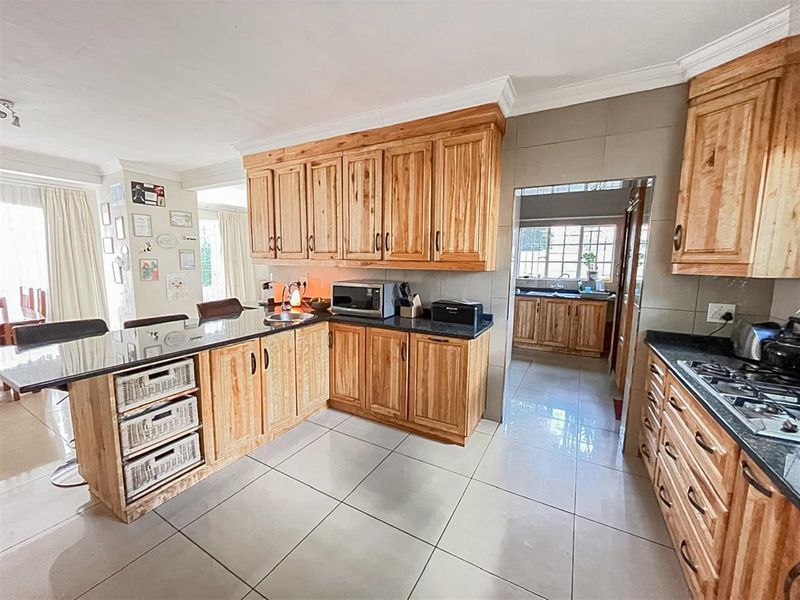 Freestanding Home in Secure Gated Community - Bedfordview - Photo 3