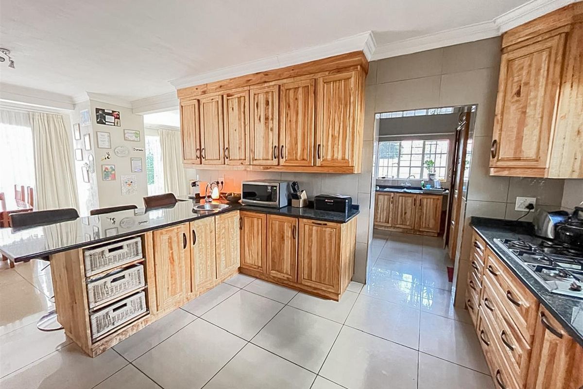 Freestanding Home in Secure Gated Community - Bedfordview - Photo 3