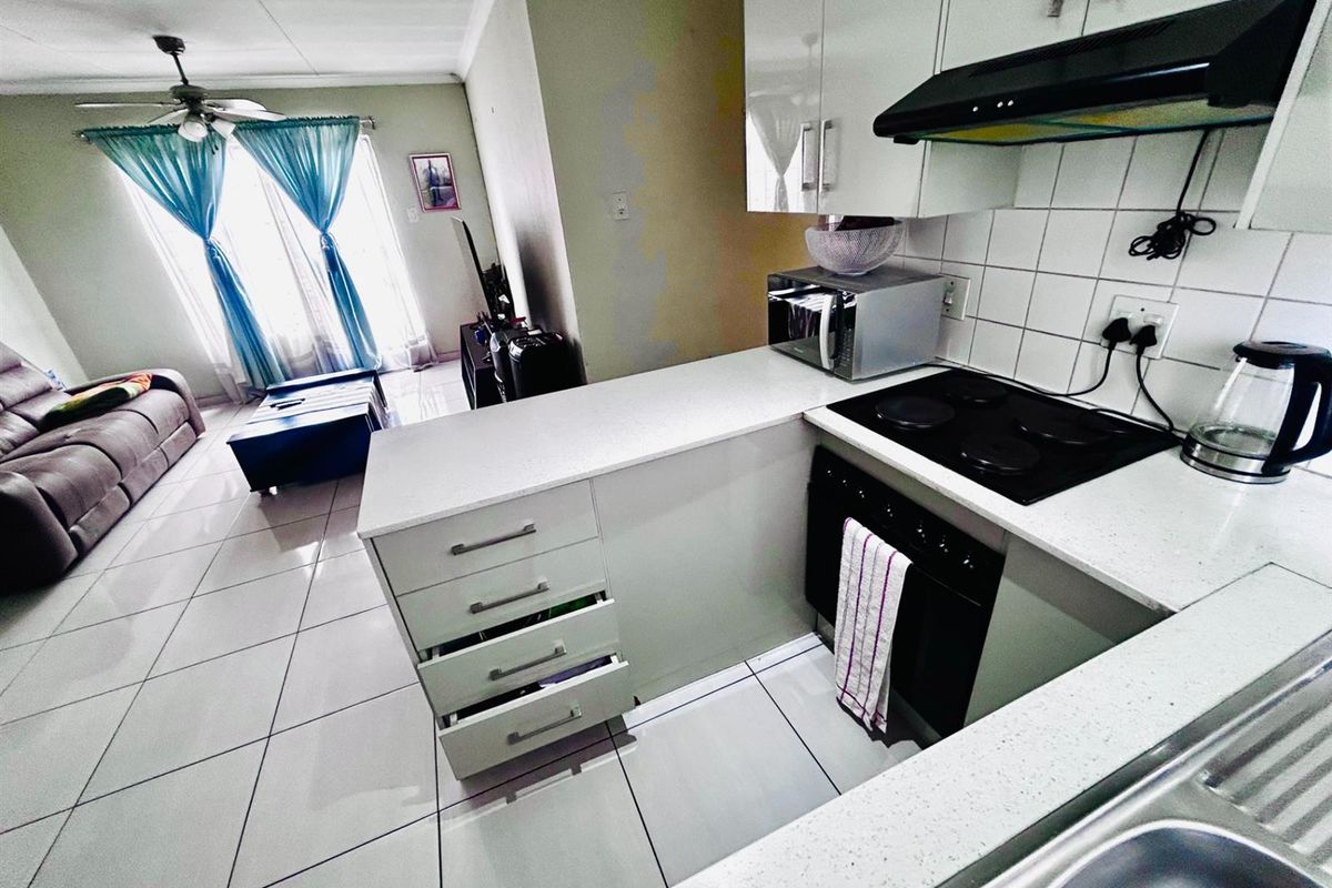 3 Bedroom Townhouse for Sale in Albemarle, Pelican Park - Photo 2