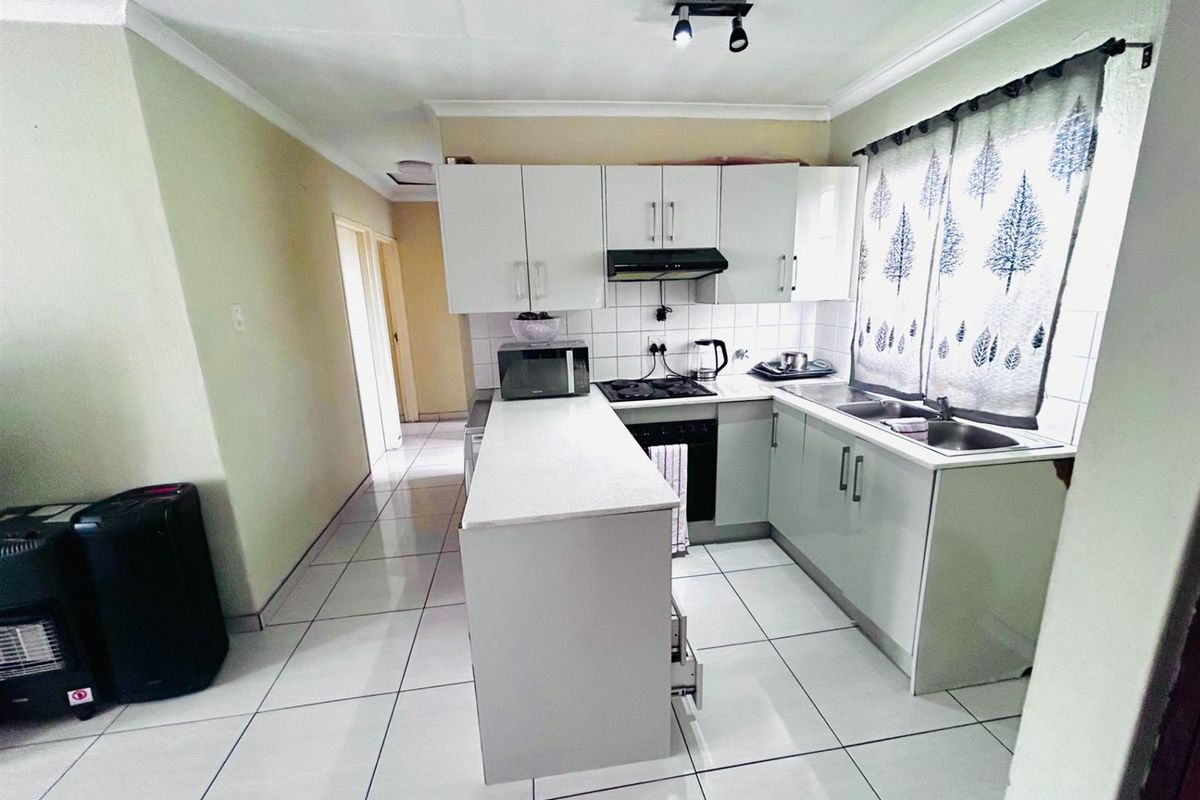 3 Bedroom Townhouse for Sale in Albemarle, Pelican Park - Photo 3