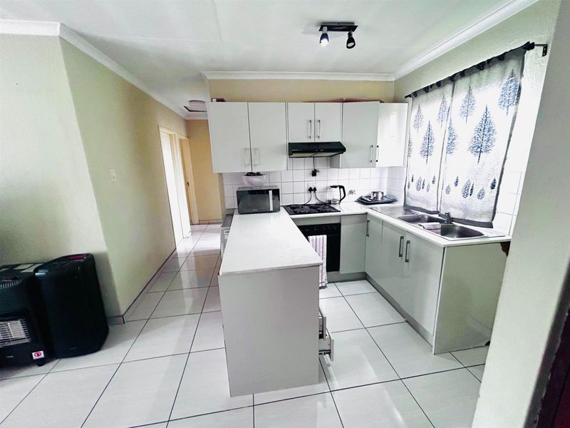 3 Bedroom Townhouse for Sale in Albemarle, Pelican Park - Photo 3