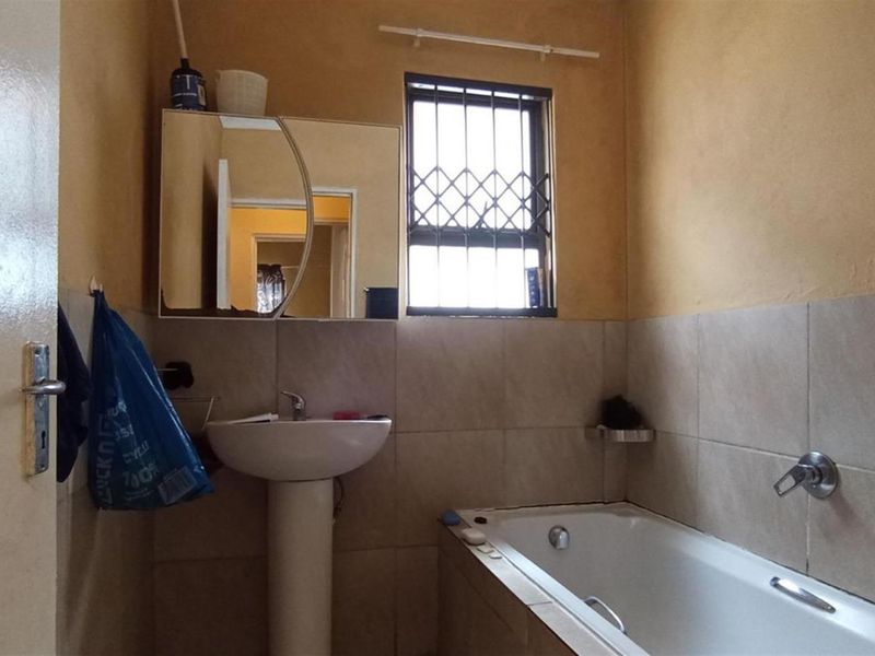 Freestanding House For Sale in Sagewood, Midrand 3 Bed bargain at only R800 000 - Photo 10