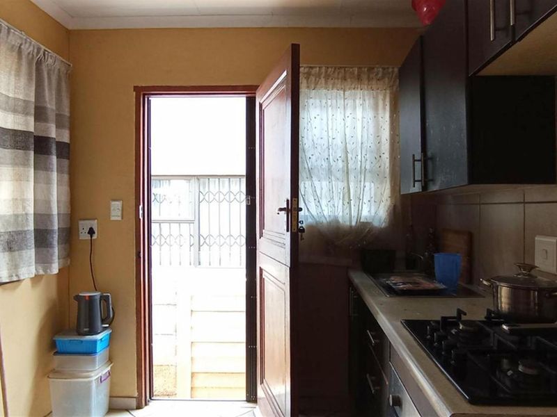 Freestanding House For Sale in Sagewood, Midrand 3 Bed bargain at only R800 000 - Photo 3
