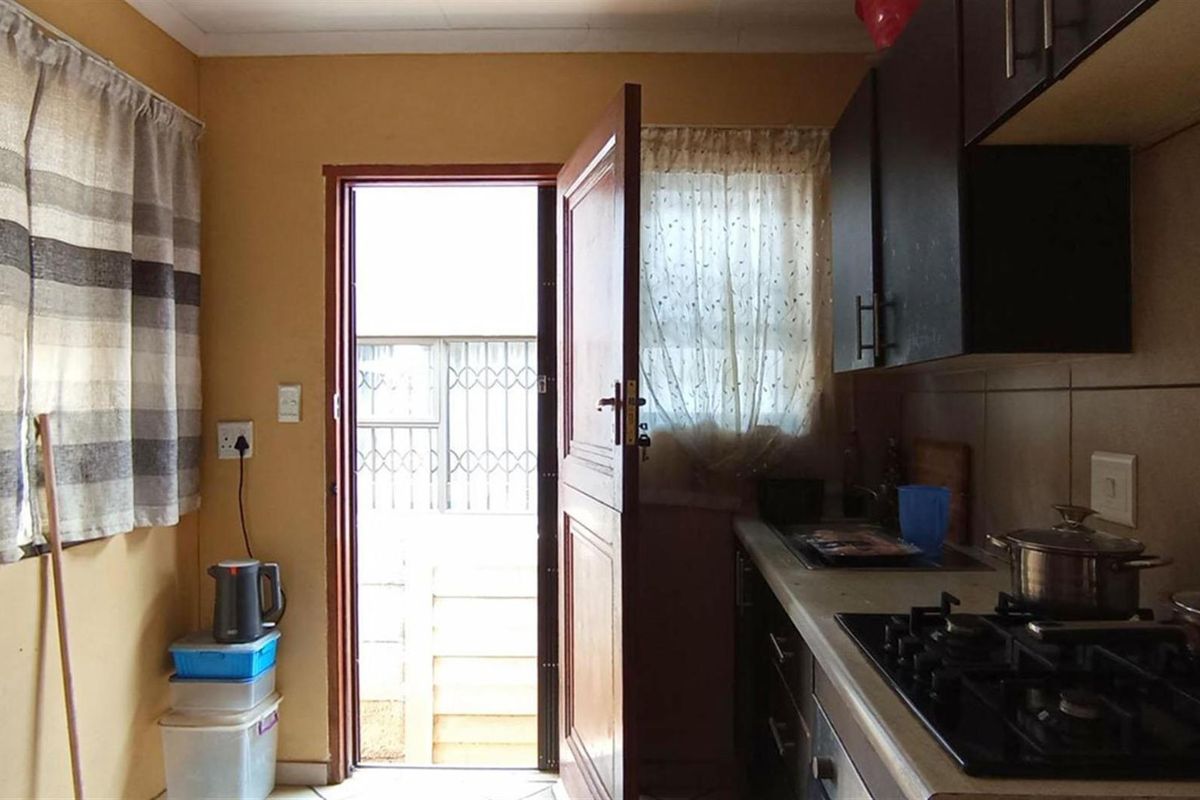 Freestanding House For Sale in Sagewood, Midrand 3 Bed bargain at only R800 000 - Photo 3
