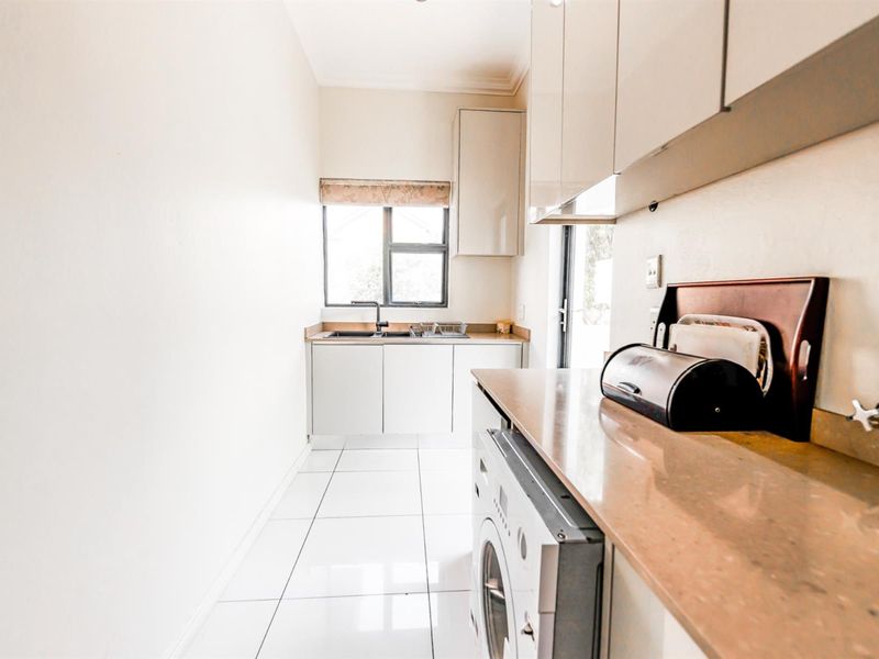 House For Sale in Helderfontein Estate, Midrand - Photo 7