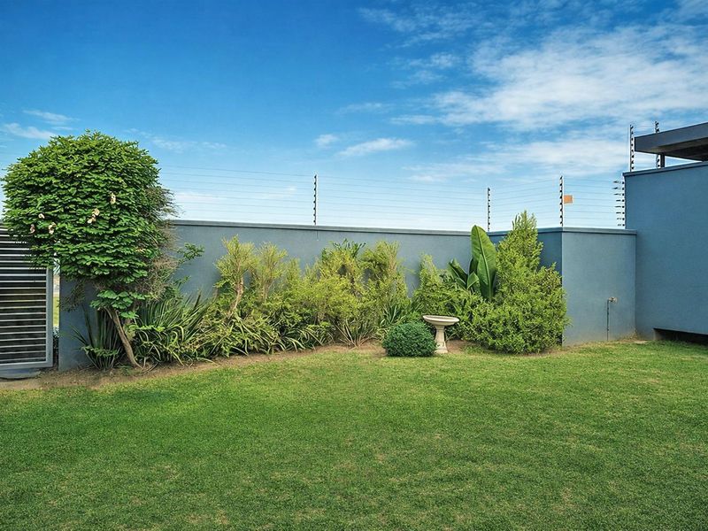 Wheelchair Friendly Beachfront Living in Umdloti | Fully Furnished | Direct Beach Access - Photo 4