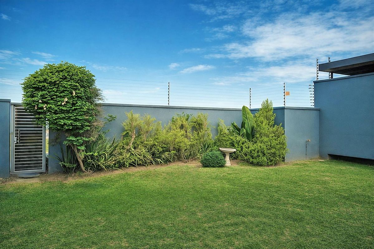 Wheelchair Friendly Beachfront Living in Umdloti | Fully Furnished | Direct Beach Access - Photo 4