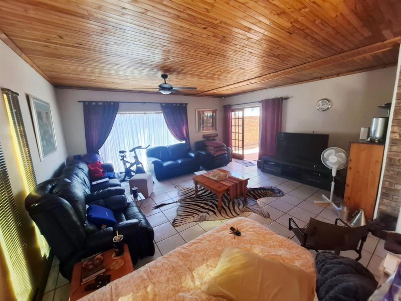 Home for the extended family - Photo 5