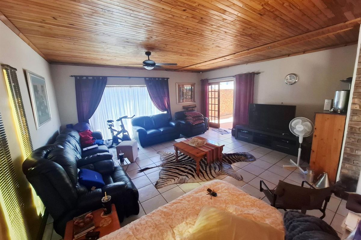 Home for the extended family - Photo 5