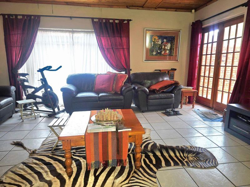 Home for the extended family - Photo 4