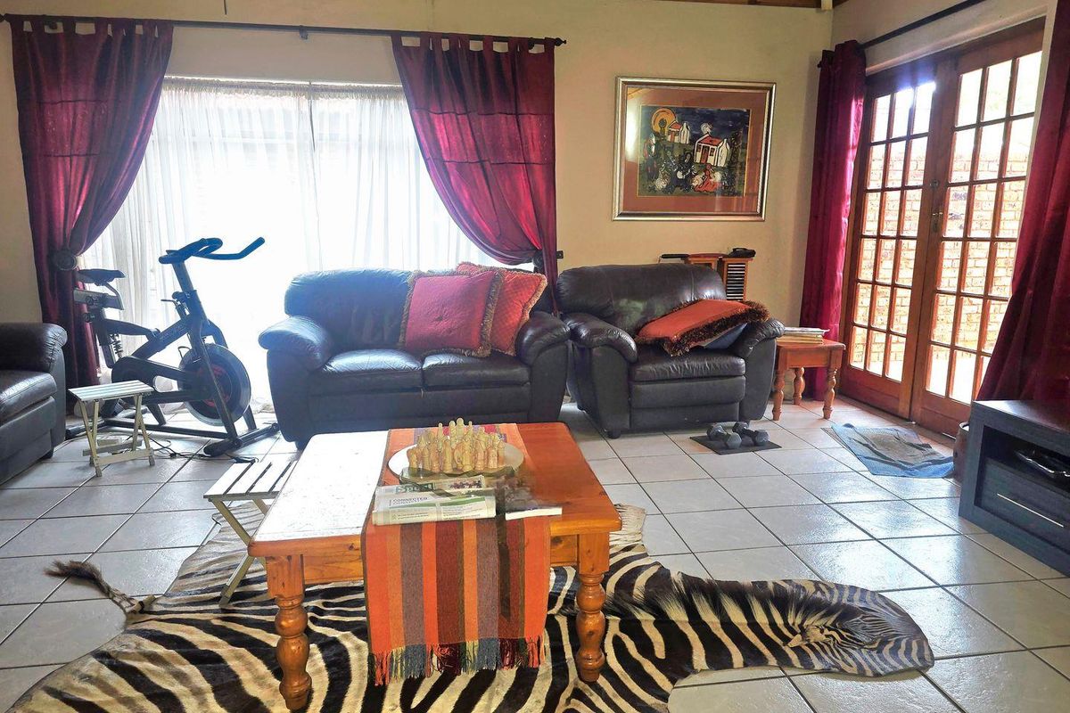 Home for the extended family - Photo 4