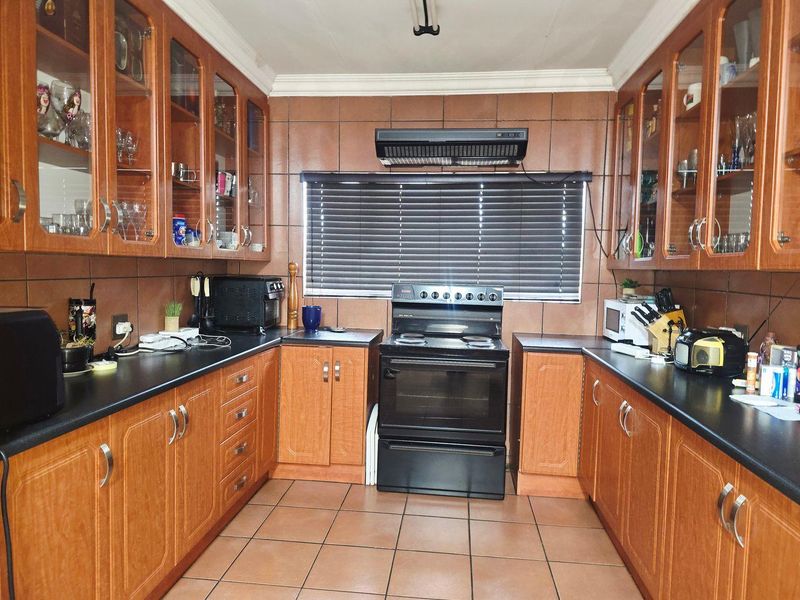 Home for the extended family - Photo 7