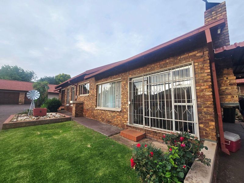 Home for the extended family - Photo 3