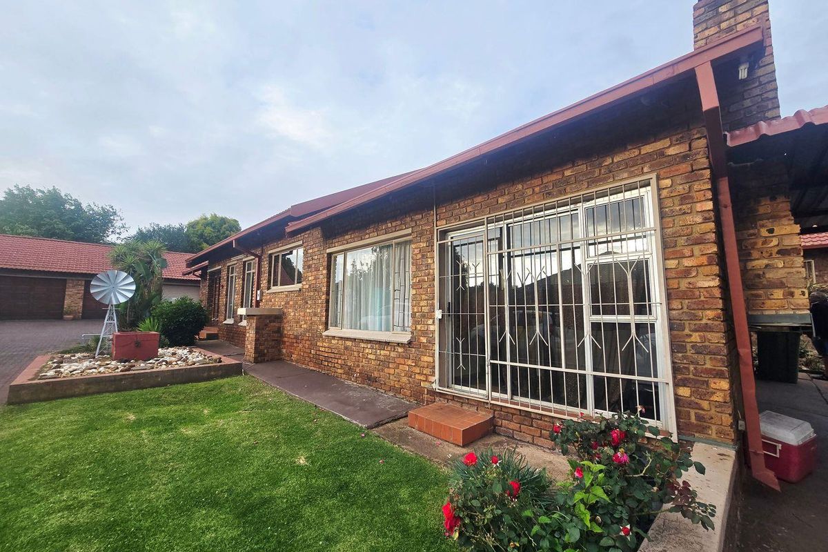 Home for the extended family - Photo 3