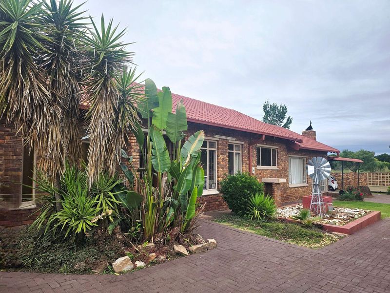 Home for the extended family - Photo 2