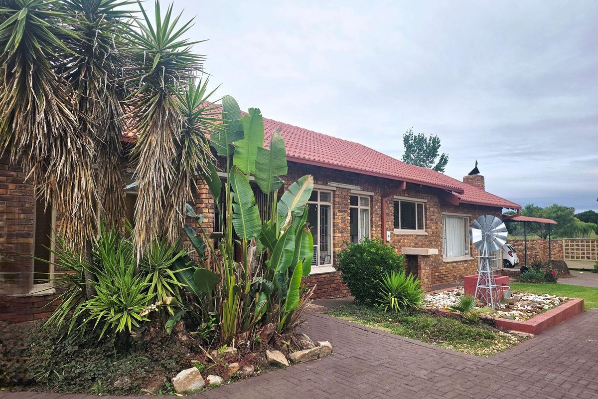 Home for the extended family - Photo 2