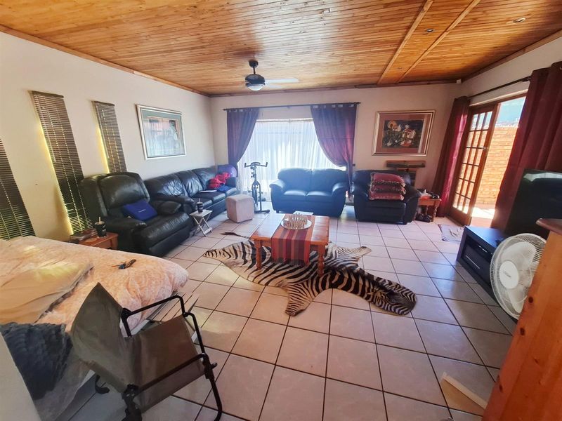 Home for the extended family - Photo 6