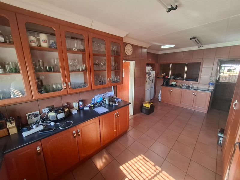 Home for the extended family - Photo 10