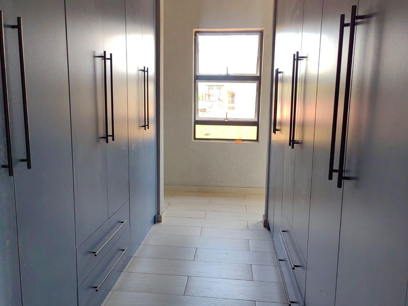 4 Bedroom House For Sale in Karenpark, Akasia - Photo 4