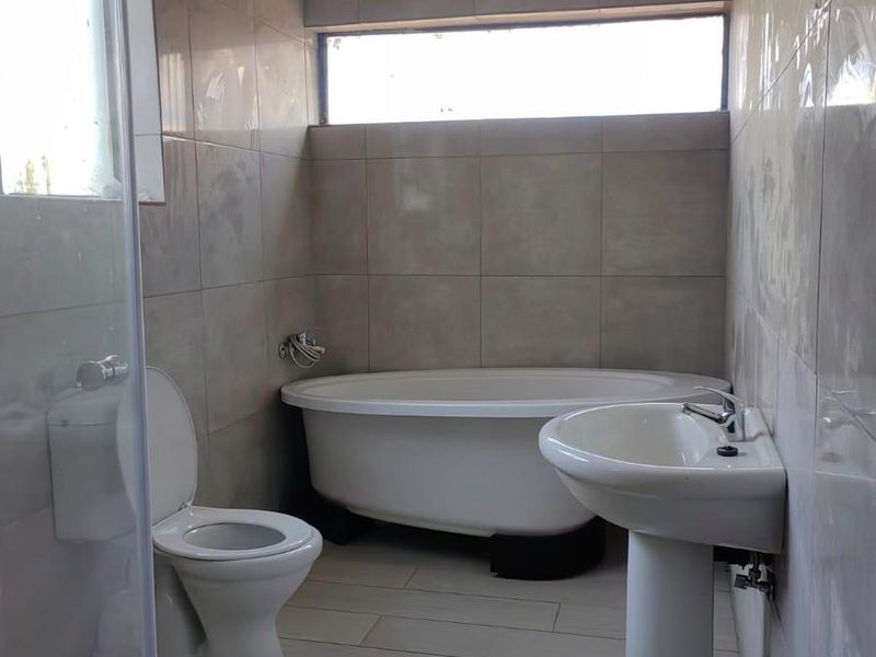 4 Bedroom House For Sale in Karenpark, Akasia - Photo 9