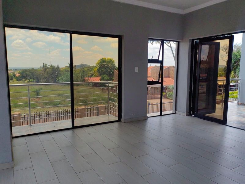 4 Bedroom House For Sale in Karenpark, Akasia - Photo 6