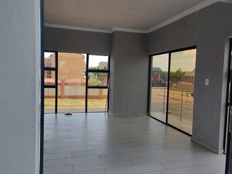 4 Bedroom House For Sale in Karenpark, Akasia - Photo 5