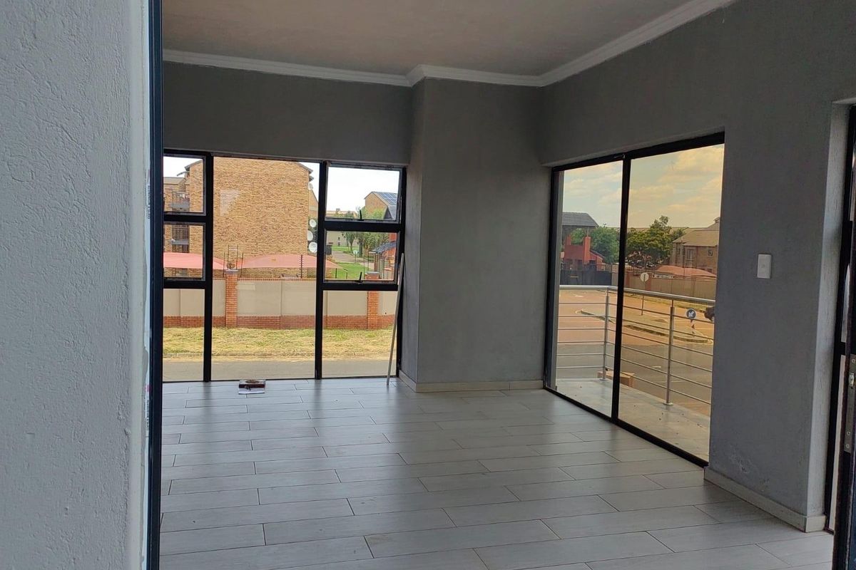 4 Bedroom House For Sale in Karenpark, Akasia - Photo 5