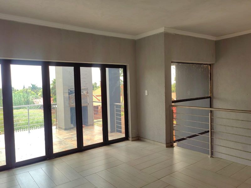 4 Bedroom House For Sale in Karenpark, Akasia - Photo 10