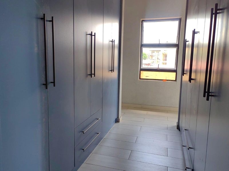 4 Bedroom House For Sale in Karenpark, Akasia - Photo 8