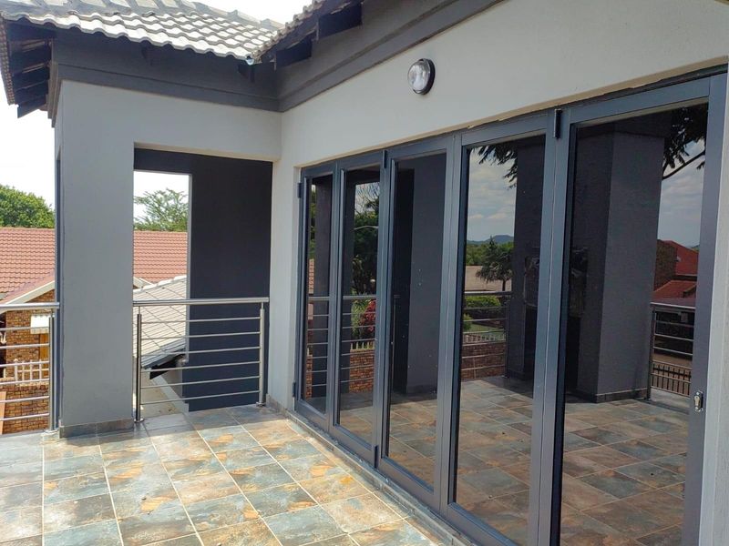 4 Bedroom House For Sale in Karenpark, Akasia - Photo 3