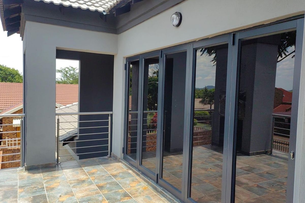 4 Bedroom House For Sale in Karenpark, Akasia - Photo 3