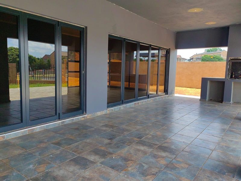 4 Bedroom House For Sale in Karenpark, Akasia - Photo 2