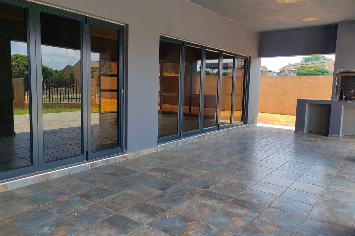 4 Bedroom House For Sale in Karenpark, Akasia - Photo 2